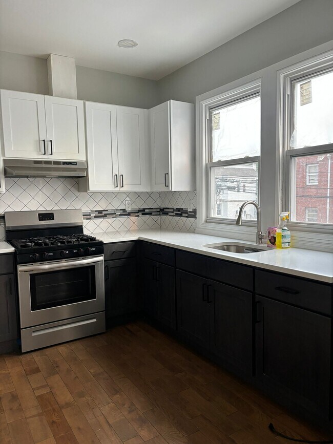 649 Grove St, Unit 2L