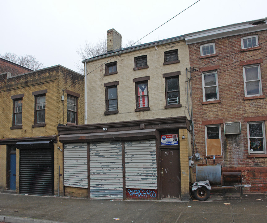 317 Liberty St in Newburgh, NY - Building Photo