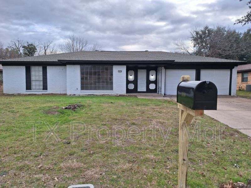 1010 Chamblee Ct in Arlington, TX - Building Photo