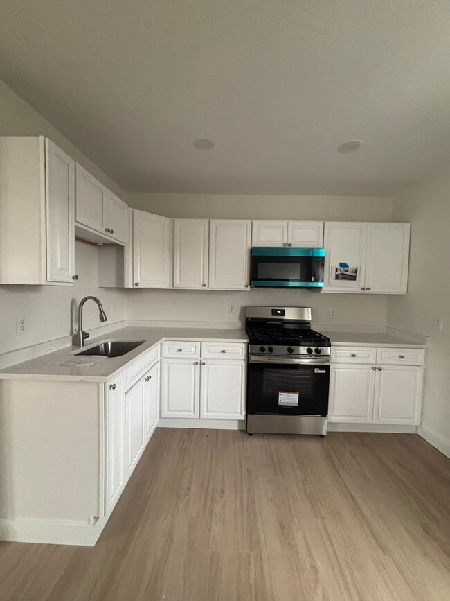 5 McGurk St, Unit 3rd Floor in New Bedford, MA - Building Photo - Building Photo