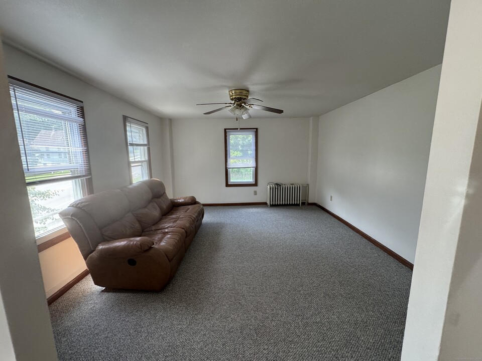 10 W High St in East Hampton, CT - Building Photo