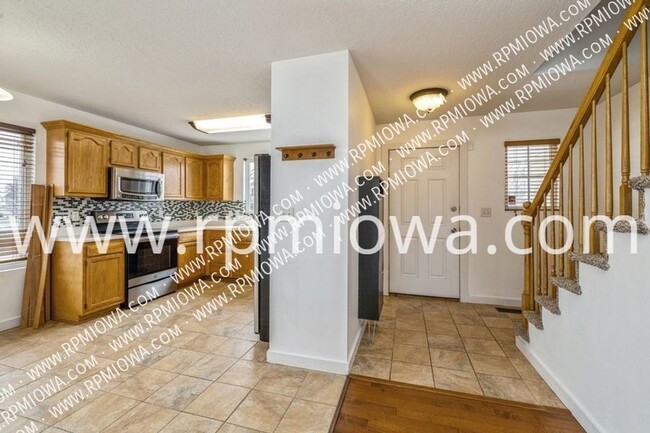 9315 Kingman Dr in West Des Moines, IA - Building Photo - Building Photo