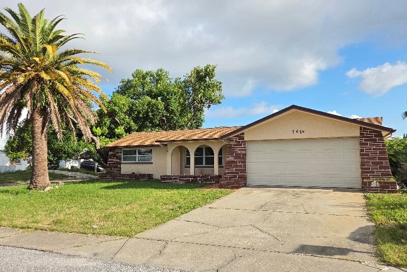 7629 Topay Ln in Port Richey, FL - Foto de edificio