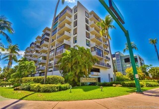 575 Crandon Blvd in Key Biscayne, FL - Foto de edificio - Building Photo