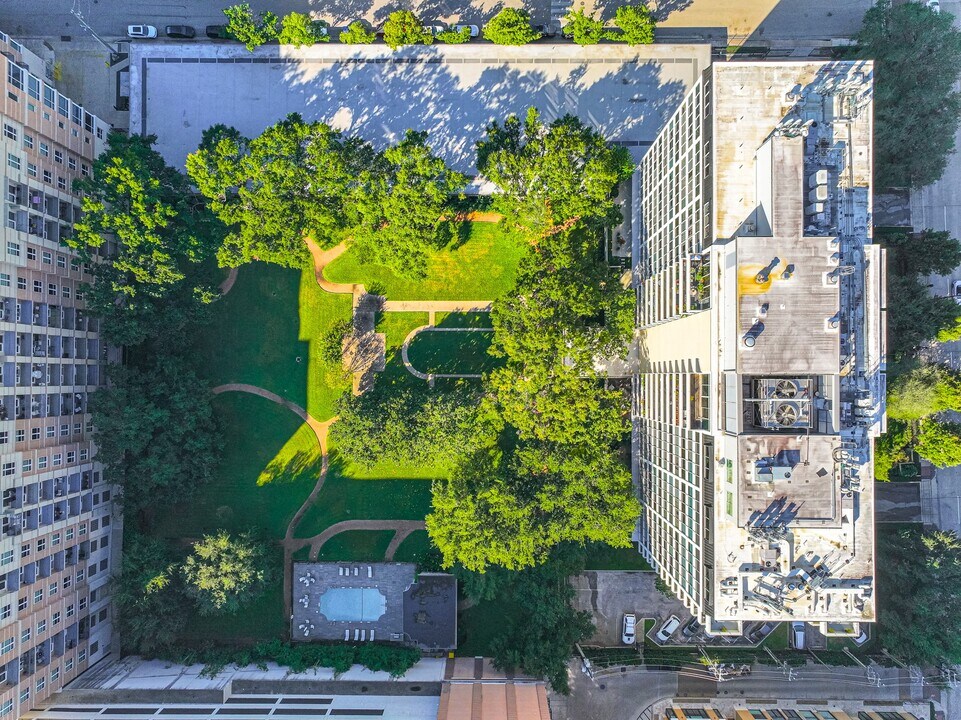 2701 Westheimer Rd in Houston, TX - Building Photo