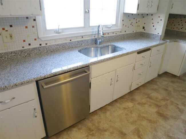 38 Sterling St, Unit 2 in Somerville, MA - Building Photo - Building Photo