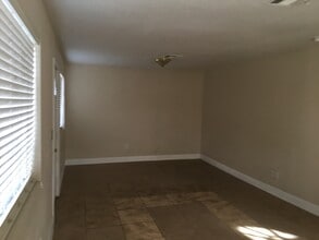 132 Hopkins Ave in Bakersfield, CA - Building Photo - Building Photo