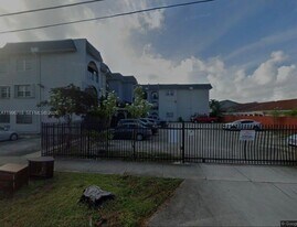 300 W 74th Pl in Hialeah, FL - Building Photo