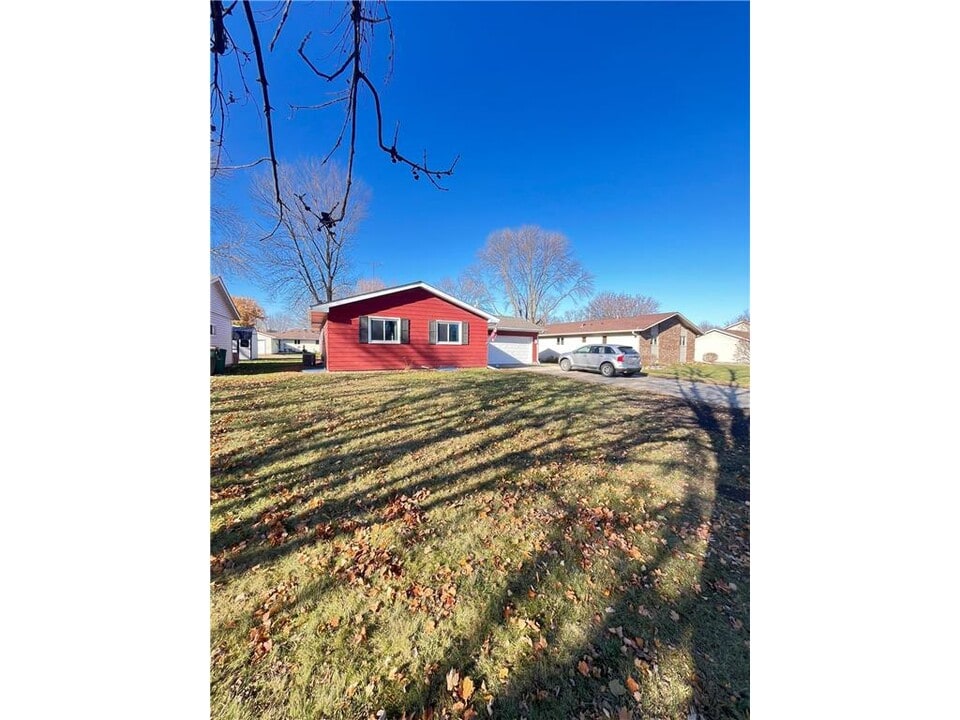 1811 Judd Ave N in Glencoe, MN - Building Photo