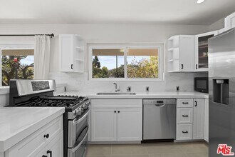 3200 S Sepulveda Blvd in Los Angeles, CA - Building Photo - Building Photo