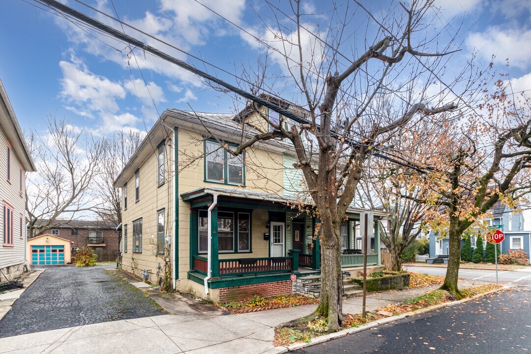 429 S Pitt St in Carlisle, PA - Building Photo