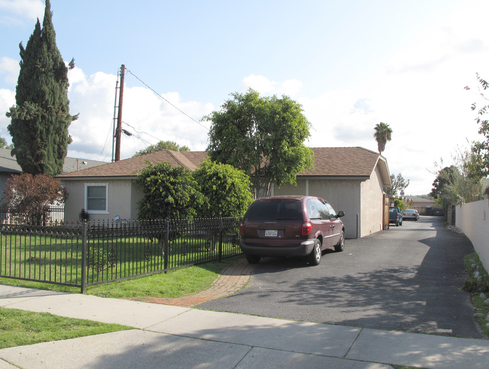 142 S Virginia Ave in Azusa, CA - Foto de edificio