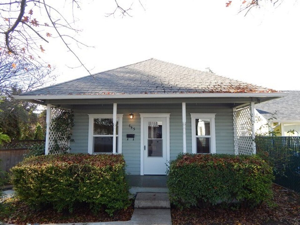 645 19th St SE in Salem, OR - Building Photo