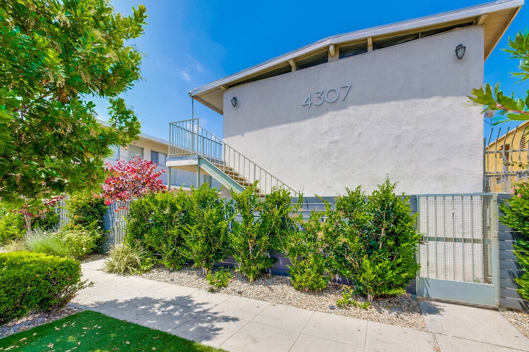 Charming Courtyard Apartments in West Adams in Los Angeles, CA - Foto de edificio