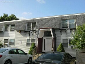 70 Barrows St, Unit 1 in Fall River, MA - Foto de edificio - Building Photo