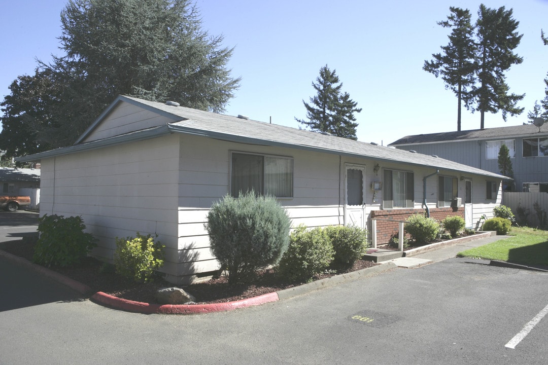 Pine Meadows Apartments in Portland, OR - Building Photo