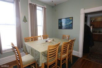 2057 W Roscoe St-Unit -Unit TW*O in Chicago, IL - Building Photo - Building Photo