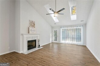 2049 Manor Oak Ln in Buford, GA - Building Photo - Building Photo