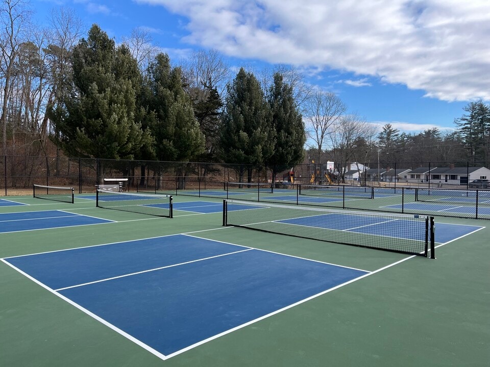 82 Rhoda Ln in Bristol, CT - Foto de edificio