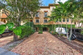 6204 Paradise Point Dr in Palmetto Bay, FL - Building Photo - Building Photo