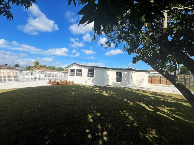 3180 NW 92nd St in Miami, FL - Building Photo - Building Photo