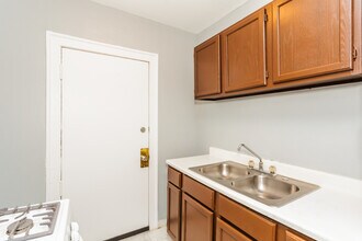 6949 S Paxton Ave in Chicago, IL - Building Photo - Building Photo