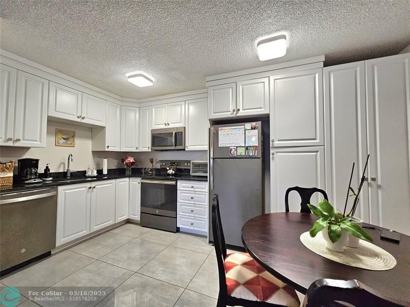 951 Lyons Rd in Coconut Creek, FL - Building Photo