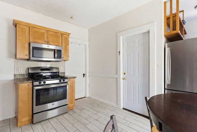 24 Darling St, Unit 3 in Boston, MA - Foto de edificio - Building Photo