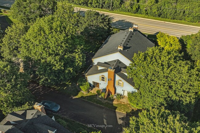1404 Queensgreen Cir in Naperville, IL - Foto de edificio - Building Photo