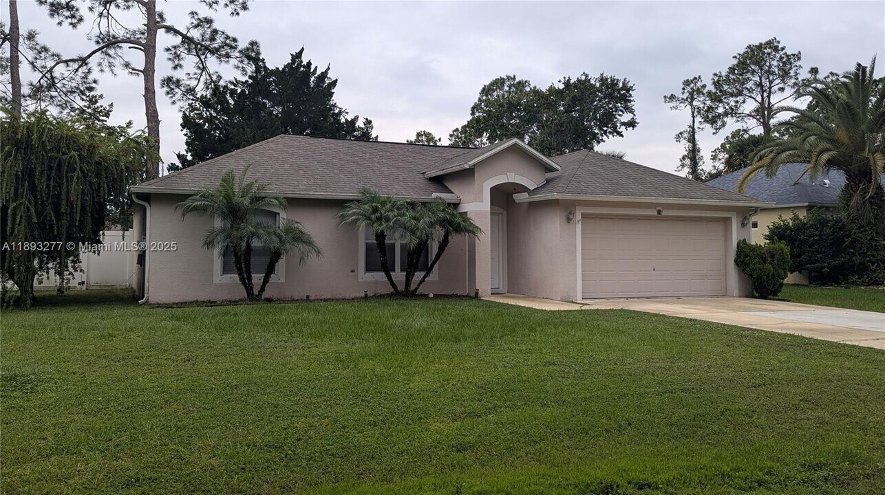 78 Pine Grove Dr in Palm Coast, FL - Foto de edificio