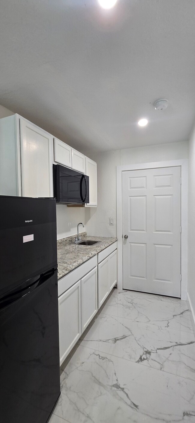 1711 SW 129th Way, Unit Studio apartment in Davie, FL - Foto de edificio - Building Photo