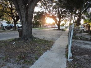 551 E 39th St in Hialeah, FL - Building Photo - Building Photo