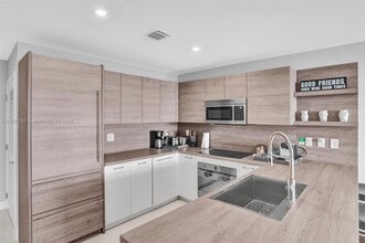 400 Sunny Isles Blvd in Sunny Isles Beach, FL - Building Photo - Building Photo