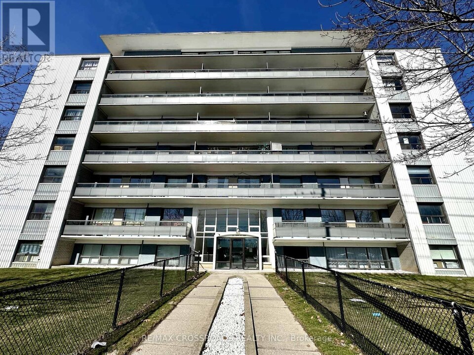 363-363 Lakeshore Rd E in Mississauga, ON - Building Photo