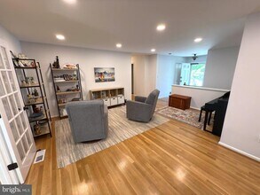 10317 Cardinal Rd in Fairfax, VA - Building Photo - Building Photo