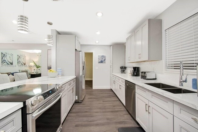 1024 NE 4th St in Hallandale Beach, FL - Building Photo - Building Photo