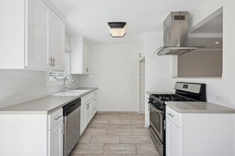 2048 Garden Ln in Costa Mesa, CA - Foto de edificio - Building Photo