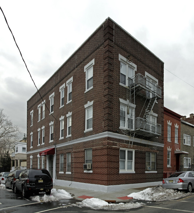 581 59th St in West New York, NJ - Building Photo