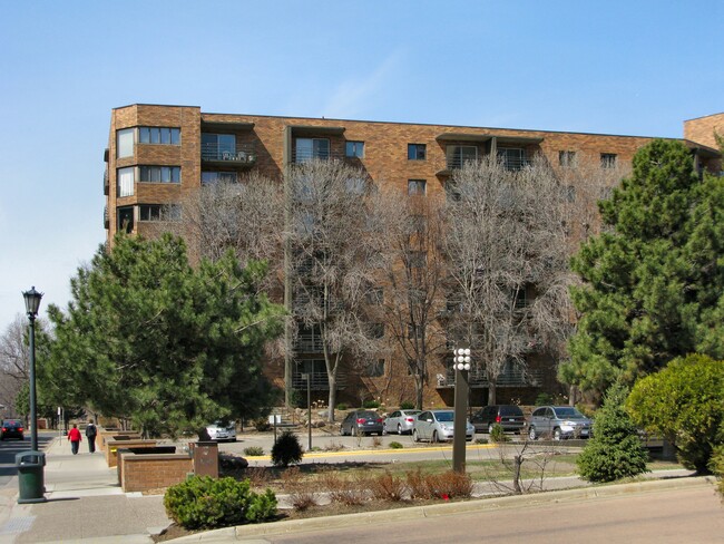 Loring Way Condominium in Minneapolis, MN - Foto de edificio - Building Photo