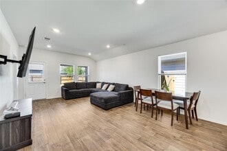 17409 Ginning Ct in Elgin, TX - Building Photo - Building Photo