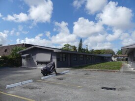 2247 Taylor St in Hollywood, FL - Building Photo