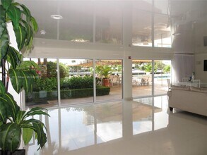 220 Kings Point Dr in Sunny Isles Beach, FL - Foto de edificio - Building Photo