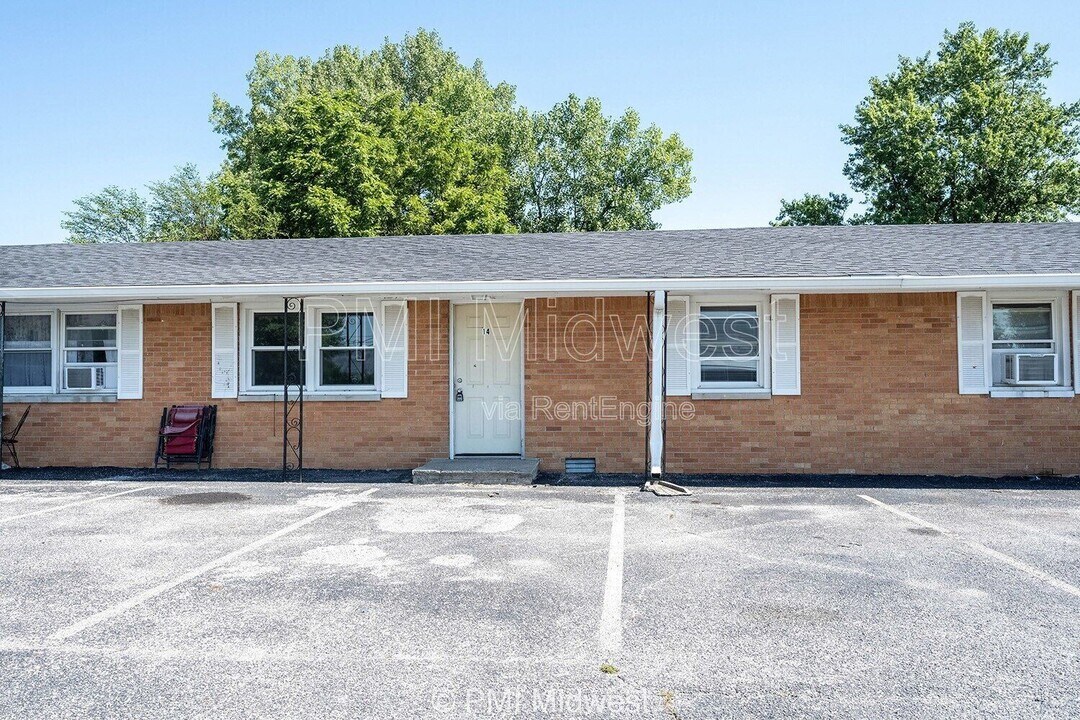 4881 300W in New Palestine, IN - Foto de edificio