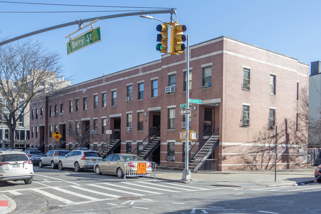 211 Berry St in Brooklyn, NY - Building Photo