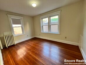 1789 Beacon St, Unit 4 in Brookline, MA - Foto de edificio - Building Photo