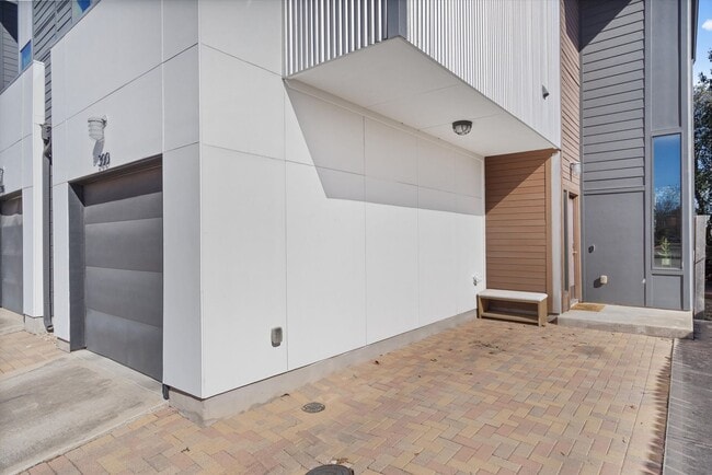 300 Ashley Dawn Lane in Austin, TX - Foto de edificio - Building Photo