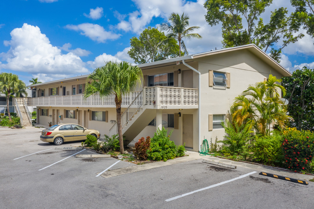 1605 Chesapeake Ave in Naples, FL - Building Photo