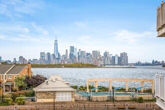110 Shearwater Ct E in Jersey City, NJ - Building Photo - Building Photo