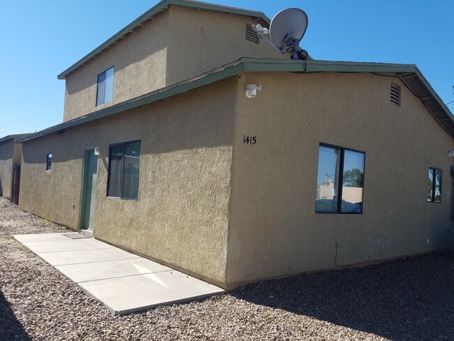 property at 1415 E Lee St