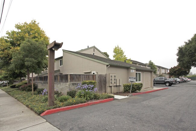 2635 Portola Dr in Santa Cruz, CA - Foto de edificio - Building Photo